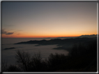 foto Colline nella nebbia al Tramonto